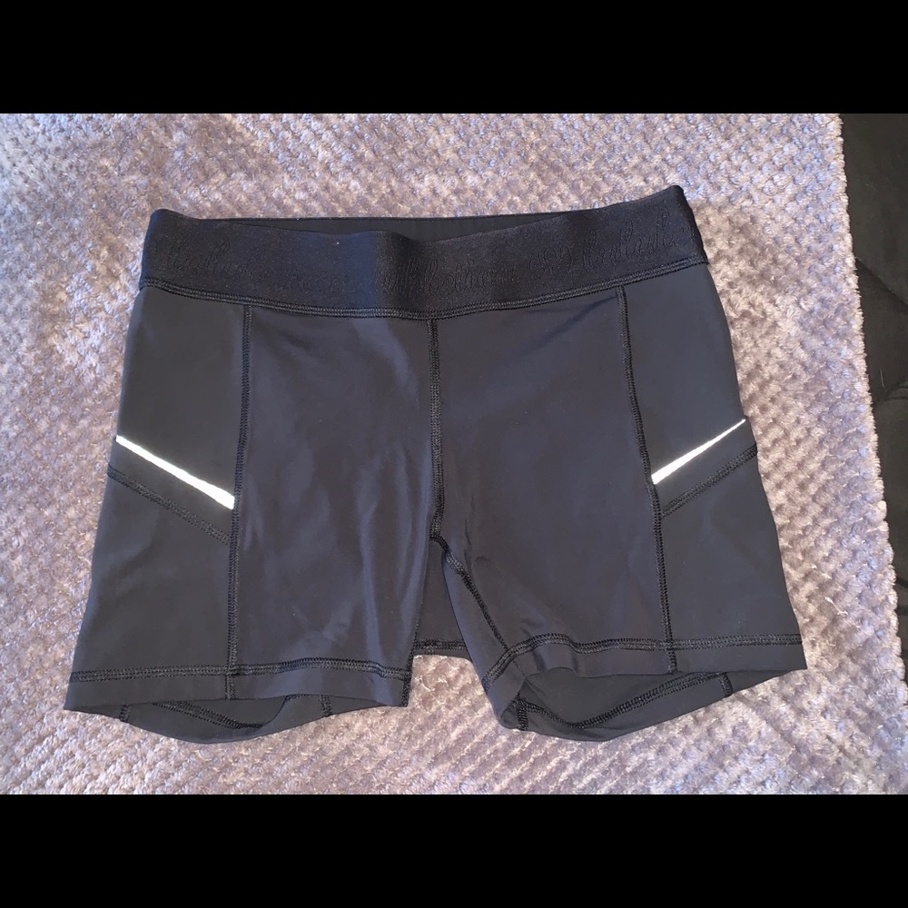 Lulu lemon compression shorts with pockets